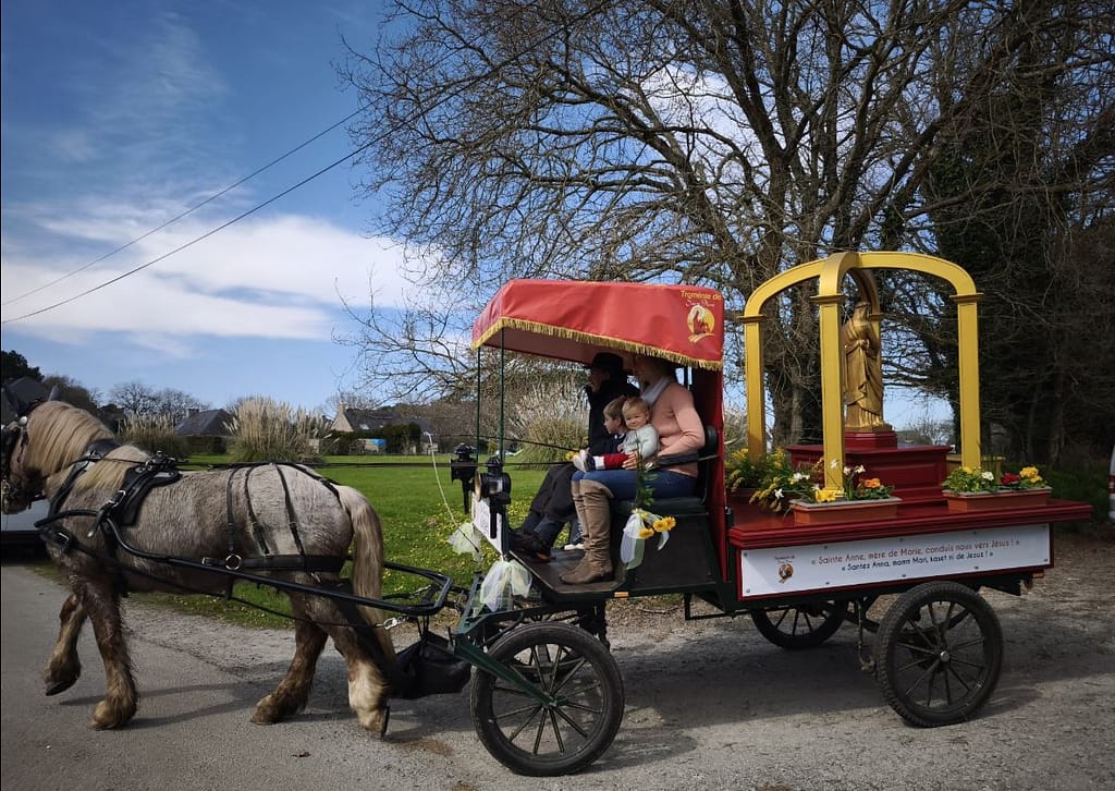La calèche avec la statue de Sainte Anne